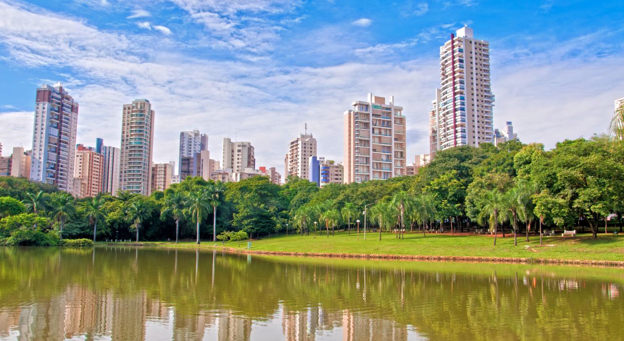 Advogado Empresarial Goiânia oferecendo consultoria em Direito Societário para empresas locais.
